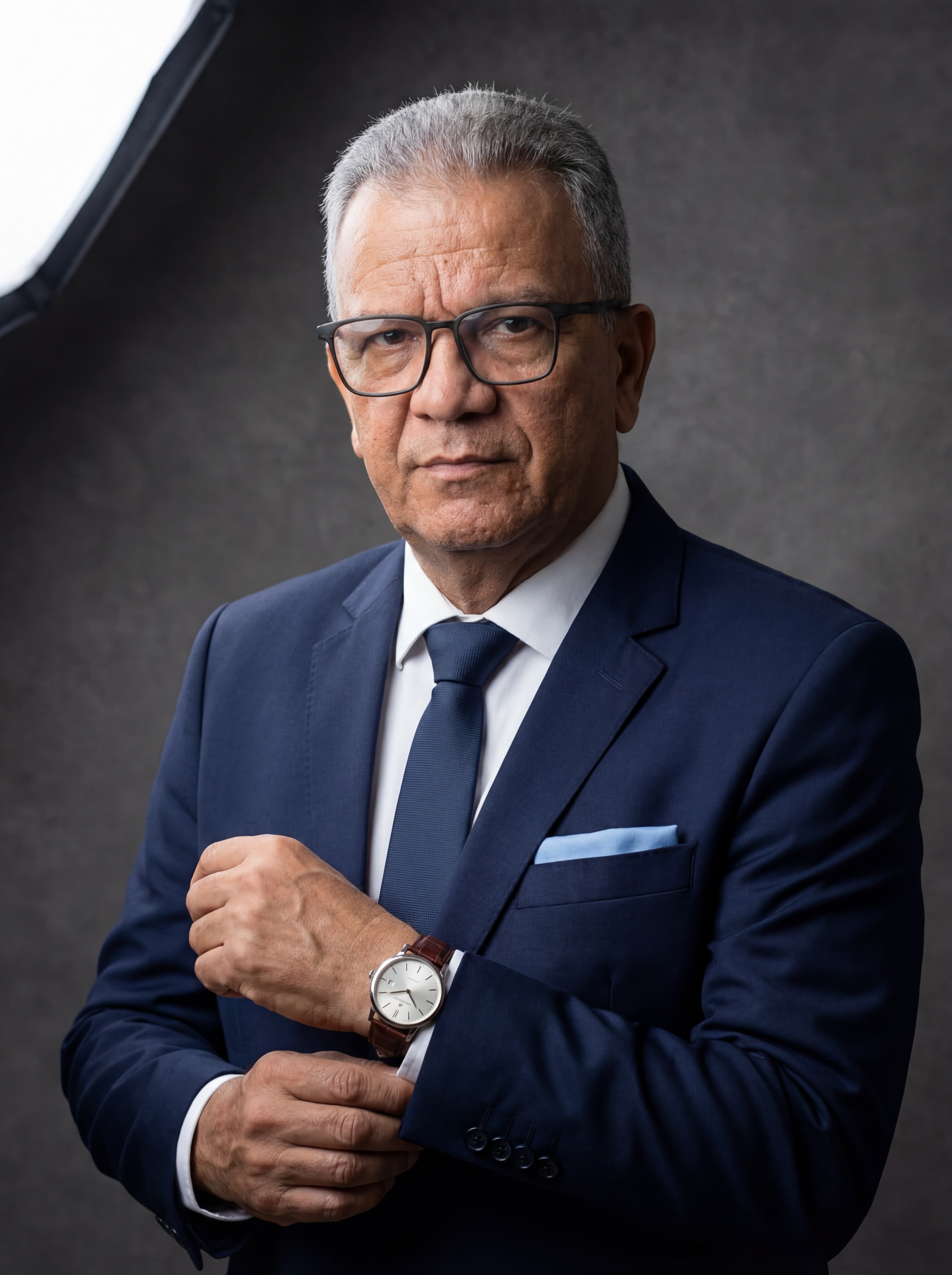 Profissionais de contabilidade em ambiente corporativo moderno